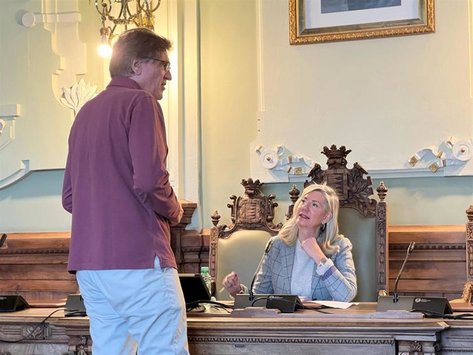 La concejal de Educación y Cultura del Ayuntamiento de Valladolid, Irene Carvajal, conversa con el gerente de la Fundación Municipal de Cultura, José Ignacio de Uribe.