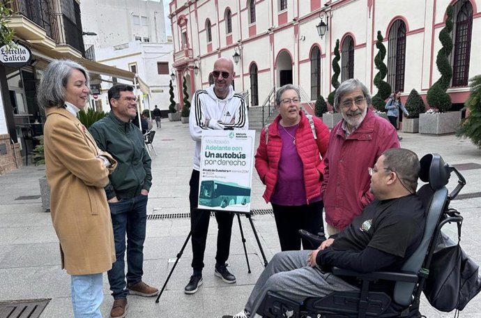 La diputada de Adelante Andalucía por Sevilla, Begoña Iza, con vecinos de Alcalá de Guadaíra (Sevilla)