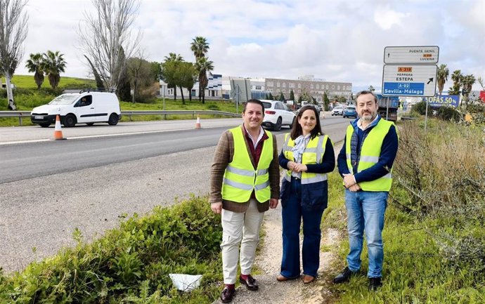 La delegada territorial de Fomento, Articulación del Territorio y Vivienda, Carmen Granados (centro), en su visita a Puente Genil.