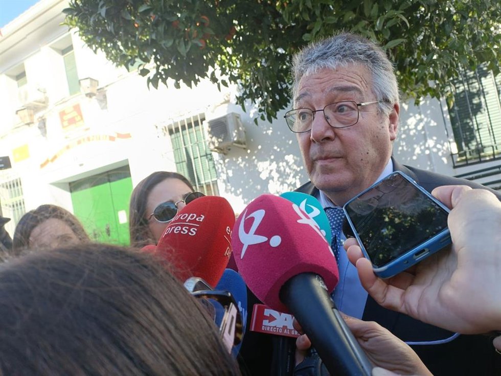 El abogado José Duarte atiende a los medios de comunicaicón