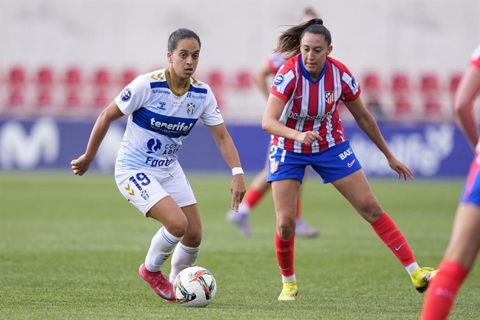 Archivo - Sakina Ouzraoui of UD Tenerife in action during the Spanish Women League, Liga F, football match played between Atletico de Madrid Femenino and Costa de Adeje UD Tenerife at Centro Deportivo Wanda on April 18, 2025 in Alcala de Henares, Madrid, 