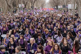 Cientos de personas durante la manifestación convocada por la Comisión 8M por el Día de la Mujer, a 8 de marzo de 2026, en Madrid (España). 