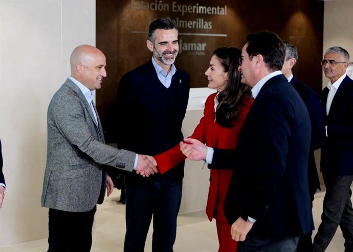 El presidente de la Diputación de Almería, José Antonio García Alcaina, saluda a la Reina Doña Letizia en la Estación Experimental 'Las Palmerillas' del Grupo Cajamar, en El Ejido.