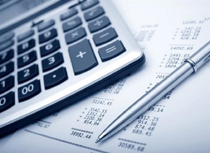 Archivo - Imagen de archivo de una calculadora junto a una factura. 