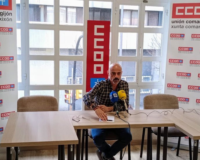 Archivo - Rueda de prensa del secretario general de la Unión Comarcal de Comisiones Obreras de Gijón, Jorge Espina, en la sede del sindicato.