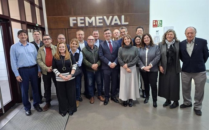 En la imagen, el Comité Ejecutivo de FEMEVAL arropa a Vicente Lafuente tras sus 21 años en la presidencia