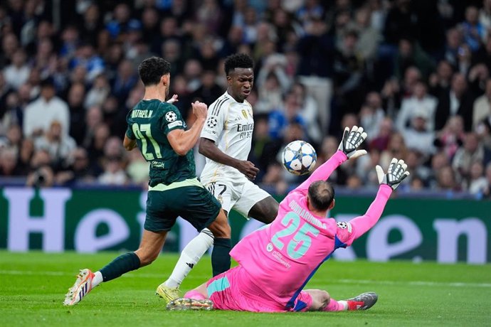 Archivo - El delantero del Real Madrid Vinícius Júnior, ante el Manchester City en la Champions League 2025/26.