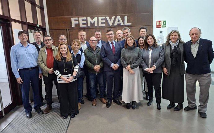 En la imatge, el Comitè Executiu de FEMEVAL abrigalla a Vicente Lafuente després dels seus 21 anys en la presidència