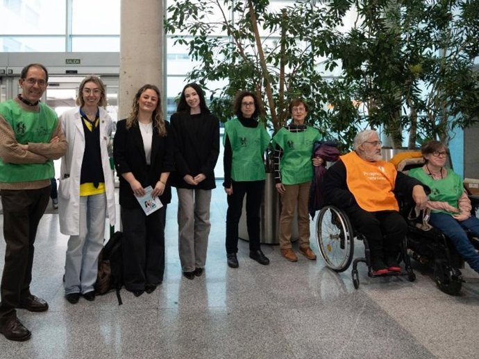 El gerente del Servicio Riojano de Salud (SERIS), Luis Ángel González, participa junto a profesionales del Servicio de Nefrología y representantes de ALCER Rioja en una mesa informativa organizada con motivo del Día Mundial del Riñón