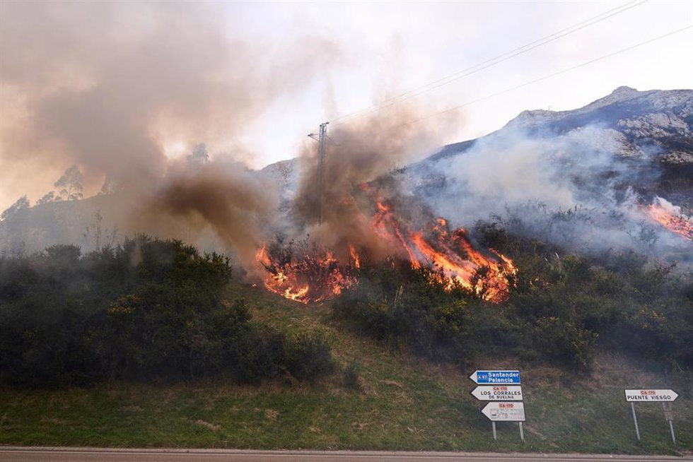 Archivo - Vista de las llamas ocasionadas por un Incendio forestal en Puente Viesgo, a 13 de noviembre de 2025, en Cantabria (España). 