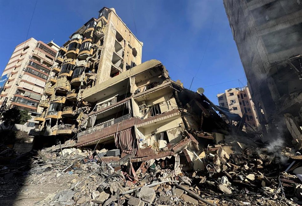 Un edificio con destrozos tras un ataque del Ejército israelí sobre la capital de Líbano, Beirut