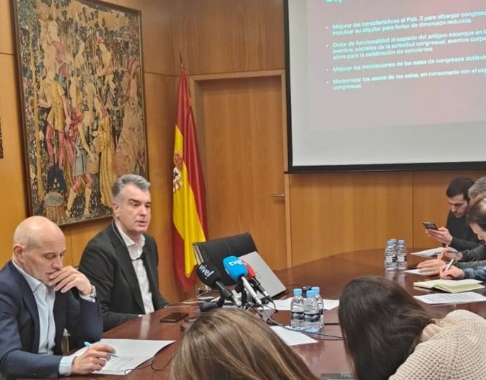 A la izquierda, el presidente de la Cámara de Comercio de Valladolid, Víctor Carmanzana, y a su derecha el director de la Feria, Alberto Alonso.
