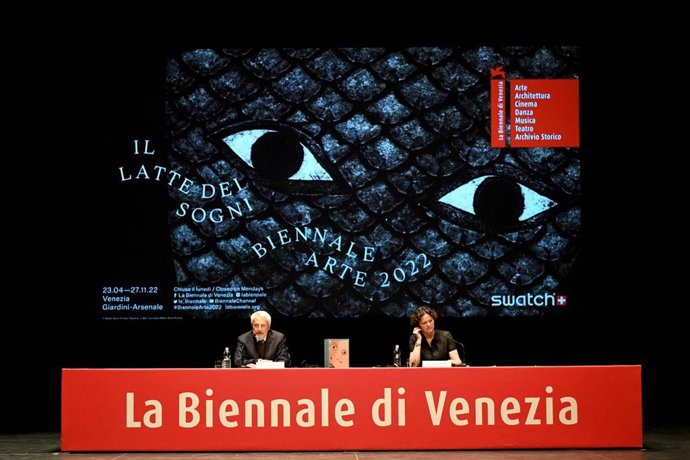 Archivo - El presidente de la Bienal de Venecia (izquierda) y la comisaria Cecilia Alemani ofrecen una rueda de prensa sobre la 59.ª Bienal de Arte en el Teatro Piccolo Arsenale. Foto: Felix Hörhager/dpa
