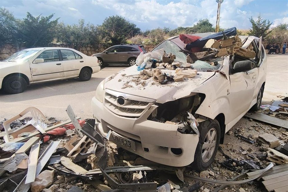 Daños causados por un ataque aéreo de Israel en la aldea de Saadiyat, a unos 20 kilómetros al sur de Beirut