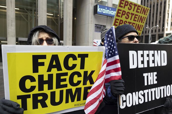 24 de fevereiro de 2026, Nova York, Nova York, EUA: Manifestantes em frente à Newscorp, no centro de Manhattan, pedem que a Fox News e toda a mídia verifiquem os fatos do discurso do presidente Trump sobre o estado da União naquela noite. Manifestantes pa