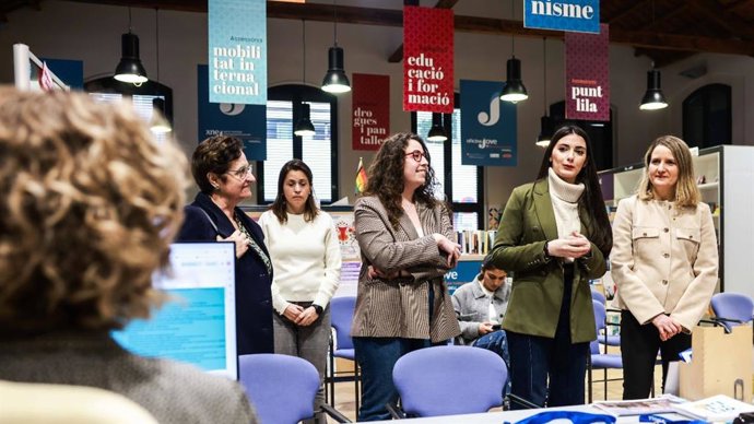 Imatge de la visita de la consellera del Departament de Drets Socials i Inclusió, Mònica Martínez, a l'Oficina Jove de Sabadell (Barcelona).
