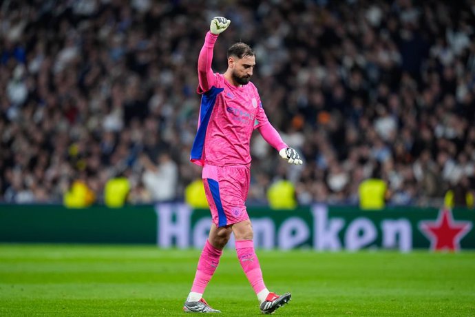 Archivo - Gianluigi Donnarumma of Manchester City celebrates a goal scored by Erling Haaland of Manchester City during the UEFA Champions League 2025/26 League Phase MD6 match between Real Madrid C.F. and Manchester City at Bernabeu stadium on December 10