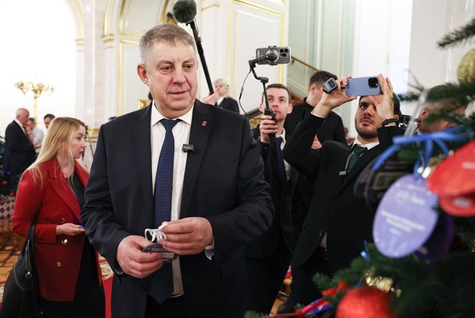 Archivo - Arquivo - RÚSSIA, MOSCOU - 25 DE DEZEMBRO DE 2025: O governador da região de Bryansk, Alexander Bogomaz, retira um enfeite da árvore de Natal na Casa do Governo Russo durante um evento realizado como parte da campanha beneficente Yolka Zhelany (