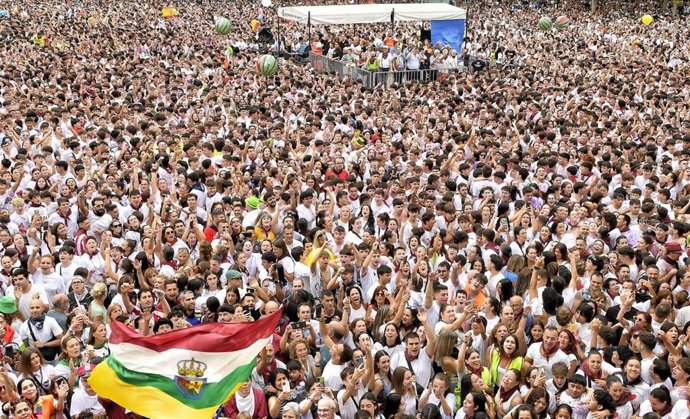 Archivo - Disparo del cohete de las fiestas de San Mateo de Logroño