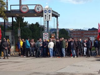 Piquetes de la huelga de la industria auxiliar bloqueran los accesos a la planta gijonesa de ArcelorMittal.