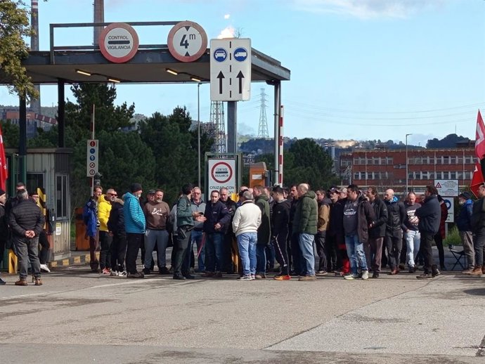 Piquetes de la huelga de la industria auxiliar bloqueran los accesos a la planta gijonesa de ArcelorMittal.
