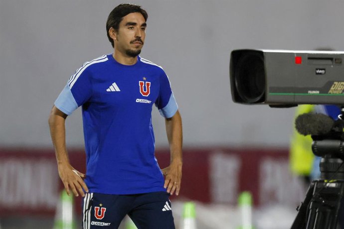 Futbol, Universidad de Chile vs Universidad de Concepcion. Fecha 6, Liga de Primera 2026. El entrenador de Universidad de Chile Francisco Meneghini es fotografiado durante el partido de primera division contra Universidad de Concepcion disputado en el