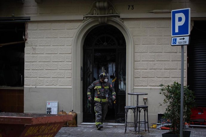 Archivo - Un bombero trabaja en los incendios de edificios en Barcelona.