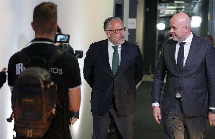 El candidato de Vox, Carlos Pollán, antes del debate en RTVCYL