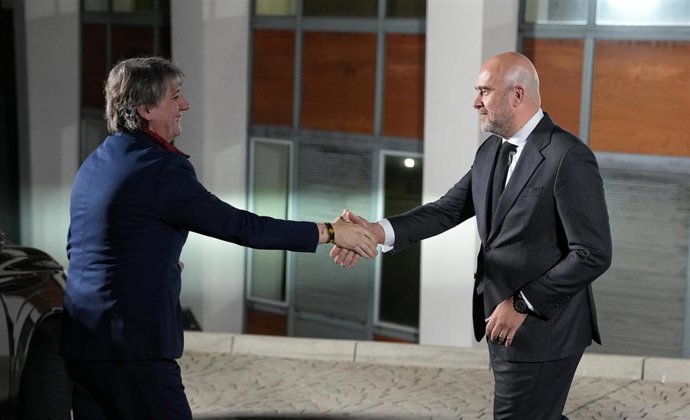 EL secretario regional del PSOE y candidato a la Presidencia de la Junta es recibido por el director de CyLTV.