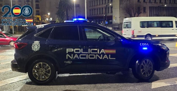 Coche de patrulla nocturna de la Policía Nacional