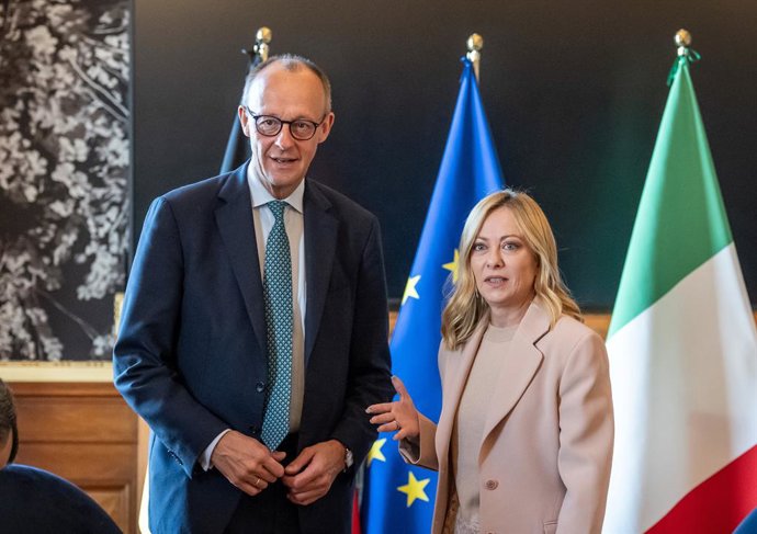 Archivo - Arquivo - 02 de outubro de 2025, Dinamarca, Copenhague: O chanceler alemão Friedrich Merz ao lado de Giorgia Meloni, primeira-ministra da Itália, durante uma reunião bilateral à margem da cúpula da Comunidade Política Europeia. Foto: Michael Kap