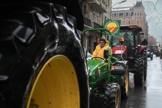 Archivo - Agricultores en el interior de sus tractores por la Gran Vía durante una tractorada de agricultores en Barcelona.