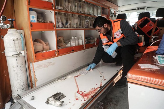 Un sanitario limpia la sangre de un palestino herido tras un ataque de colonos en la aldea de Qaryut, al sur de Nablus, Cisjordania