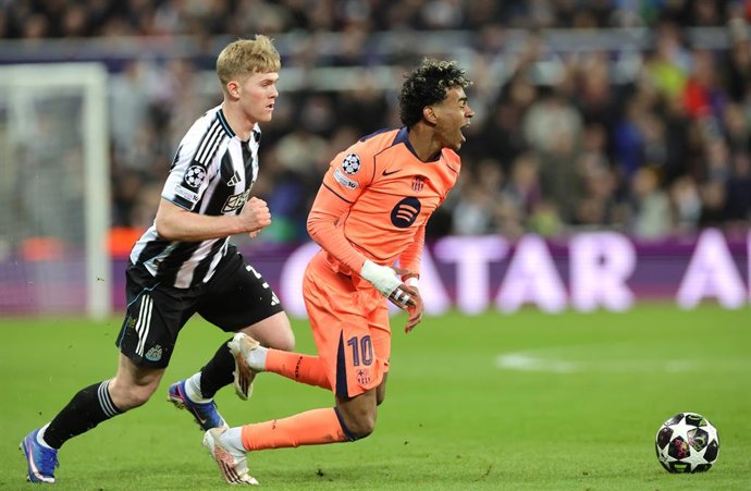 10 de março de 2026, Reino Unido, Newcastle: Lamine Yamal (R), do Barcelona, é desafiado por Lewis Hall, do Newcastle United, durante a partida de ida das oitavas de final da Liga dos Campeões da UEFA entre Newcastle United e Barcelona, no St James' Park.