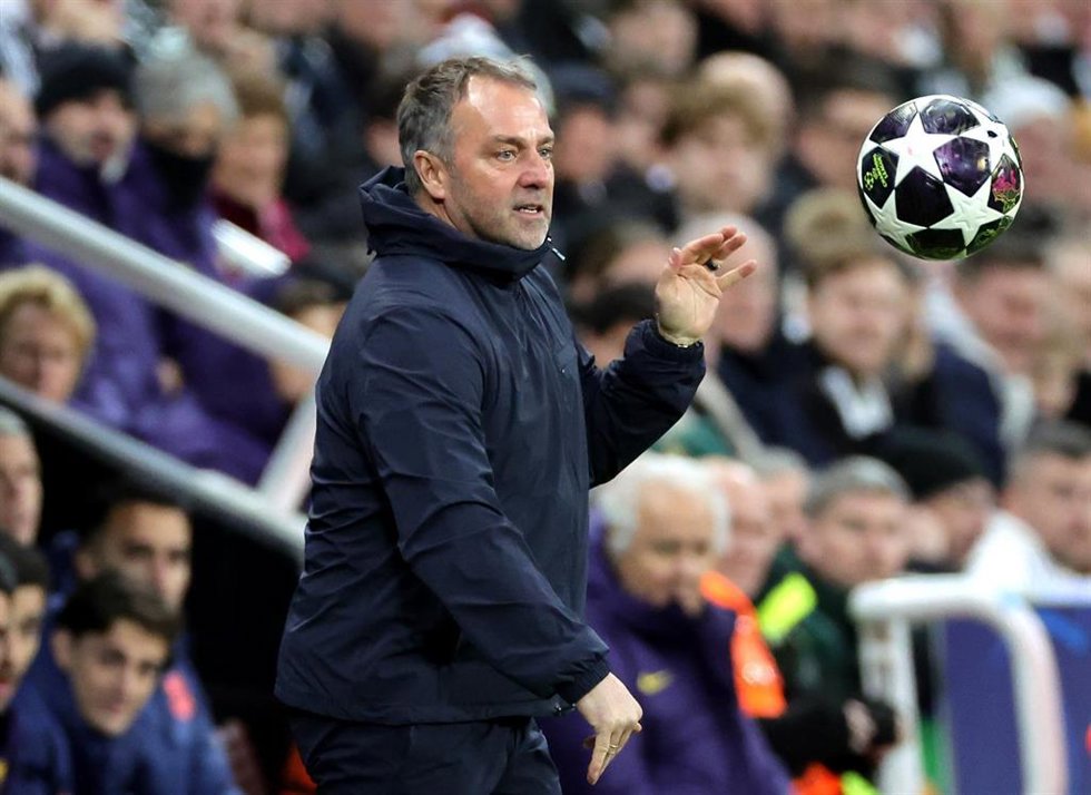 El entrenador del FC Barcelona, Hansi Flick, en St James' Park (Newcastle)