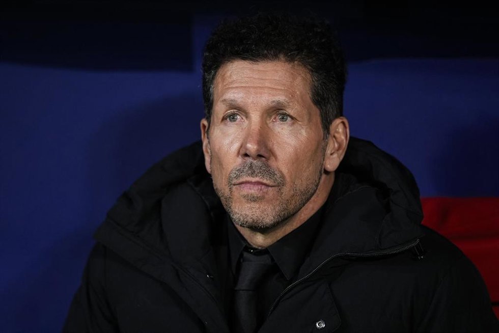 El entrenador del Atlético de Madrid, Diego Pablo Simeone, en los polegómenos del encuentro de ida de los octavos de final de la Liga de Campeones 2025-2026.