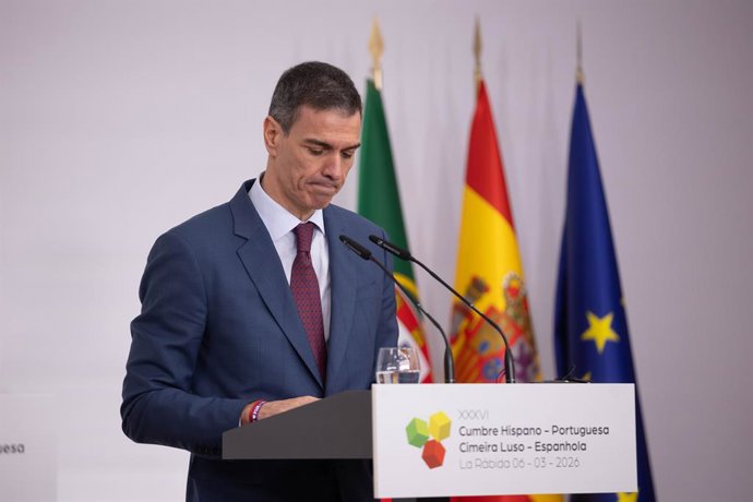 Aparição diante da imprensa do presidente do Governo, Pedro Sánchez, após presidir, juntamente com seu homólogo português, Luís Montenegro, a cerimônia de assinatura dos acordos da XXXVI Cúpula Hispano-Portuguesa, no Auditório Magna da Universidade Intern