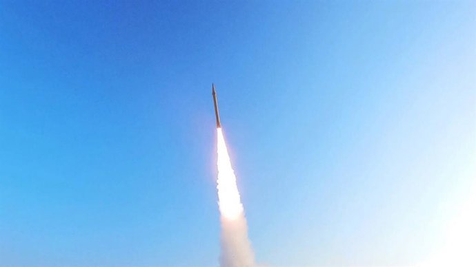 Archivo - Arquivo - 5 de dezembro de 2025, Estreito de Ormuz, Golfo Pérsico, Irã: Um míssil da Guarda Revolucionária Islâmica (IRGC) é lançado durante um exercício militar na costa sul do Irã. A Marinha da IRGC iniciou um exercício de dois dias no Golfo P