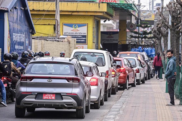 3 de março de 2026, Catmandu, Catmandu, Nepal: Motoristas fazem fila com seus veículos no posto de gasolina da Polícia do Nepal em Naxal, em 3 de março de 2026, em Catmandu, Nepal, em meio a rumores de uma possível escassez de combustível após o aumento d