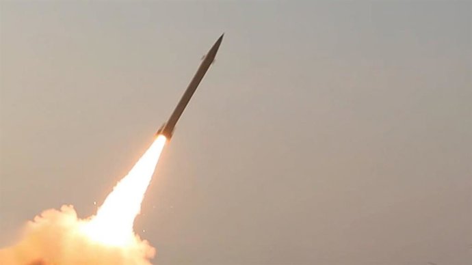 Archivo - Arquivo - 5 de dezembro de 2025, Estreito de Ormuz, Golfo Pérsico, Irã: Um míssil da Guarda Revolucionária Islâmica (IRGC) é lançado durante um exercício militar na costa sul do Irã. A Marinha da IRGC iniciou um exercício de dois dias no Golfo P