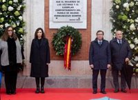 Un homenaje en Sol y ofrendas florales en distintos puntos de Madrid recuerdan un año más a las víctimas del 11M