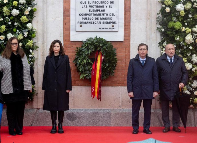 Archivo - La presidenta de la Asociación Víctimas del Terrorismo, Maite Araluce; la presidenta de la Comunidad, Isabel Díaz Ayuso, y el alcalde José Luis Martínez-Almeida, participan en un acto solemne en la Real Casa de Correos en el 11M