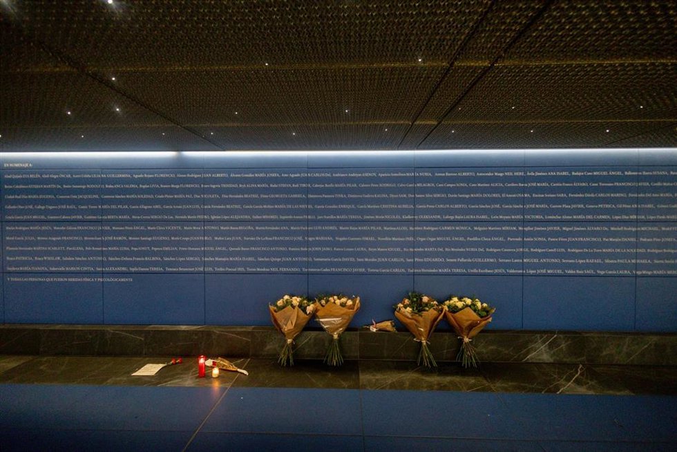 Archivo - Ofrenda floral del acto organizado por la Asociación 11M Afectados por el Terrorismo y las organizaciones sindicales UGT y CC.OO, en el 21 aniversario de los atentados del 11M, en la estación de Atocha, a 11 de marzo de 2025, en Madrid (Españ