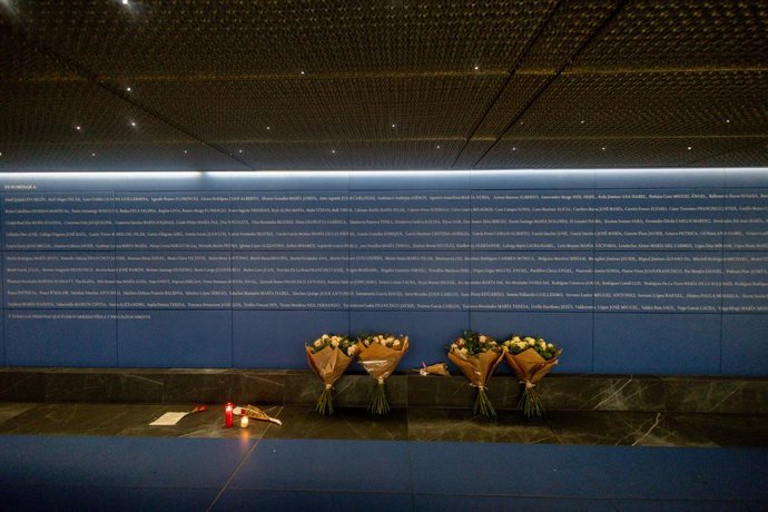 Archivo - Arquivo - Oferta floral do evento organizado pela Associação 11M Afetados pelo Terrorismo e pelos sindicatos UGT e CC.OO, no 21º aniversário dos atentados de 11 de março, na estação de Atocha, em 11 de março de 2025, em Madri (Espanha).