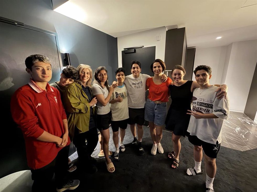 Integrantes de la delegación de la selección iraní femenina de fútbol en un hotel de Brisbane, Australia, tras recibir visados humanitarios para quedarse en el país en lugar de regresar a Irán