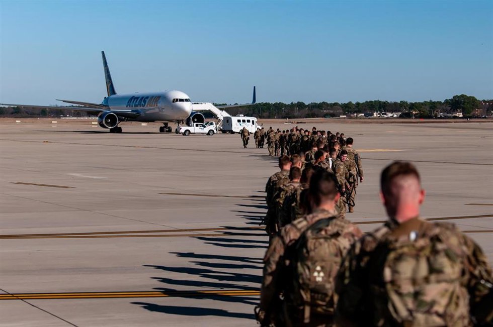 Archivo - Militares paracaidistas estadounidenses embarcan en un avión para su despliegue en Oriente Próximo