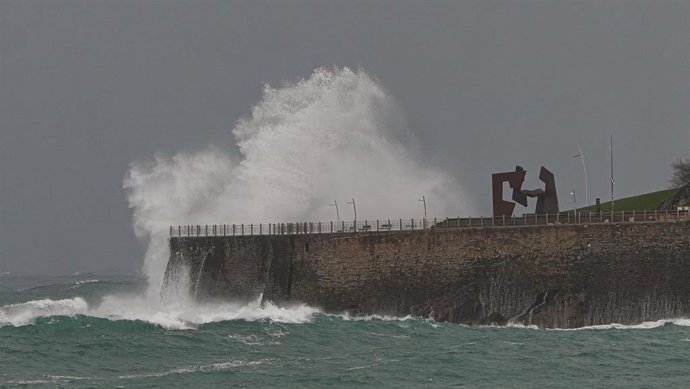 Archivo - Oleaje en la playa de Ondarreta, a 31 de enero de 2026, en San Sebastián, Guipúzcoa, País Vasco (España).