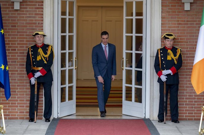 El presidente del Gobierno, Pedro Sánchez, antes de recibir al primer ministro de Irlanda, Micheál Martin, en el complejo de la Moncloa, a 10 de marzo de 2026, en Madrid (España). 