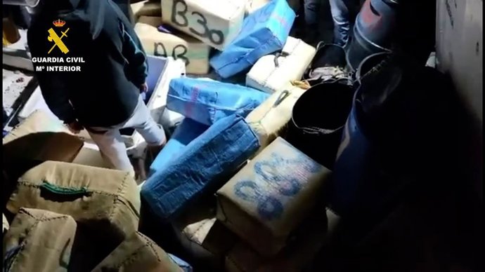 Droga incautada por la Guardia Civil durante una operación contra el tráfico de hachís en la costa de Huelva
