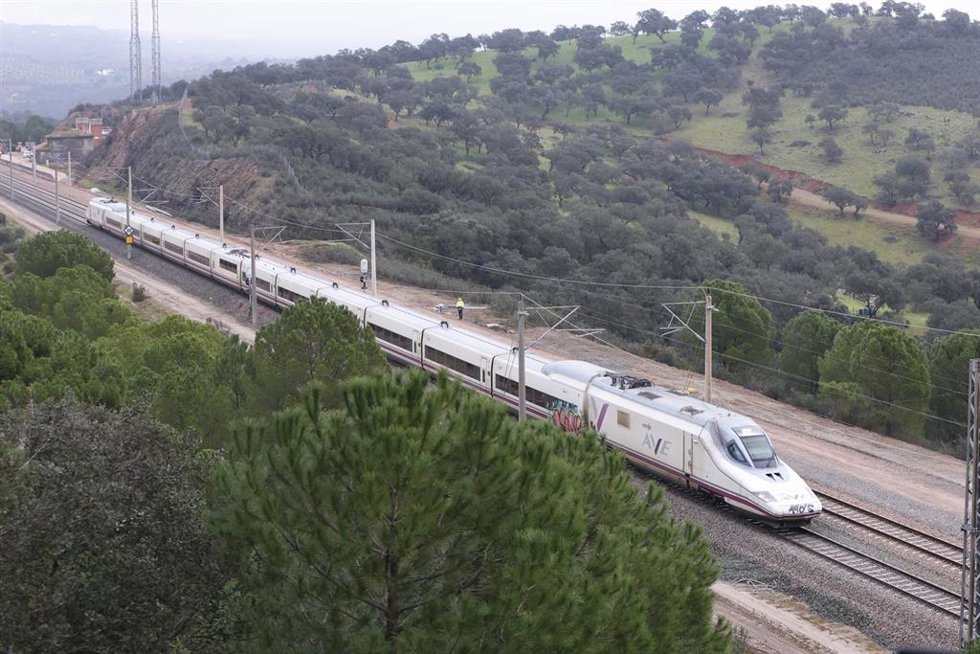 Imagen de un tren AVE a su paso por el tramo de vía, completamente restaurado, donde ocurrió el trágico accidente del pasado 18 de enero en Adamuz (Córdoba).  